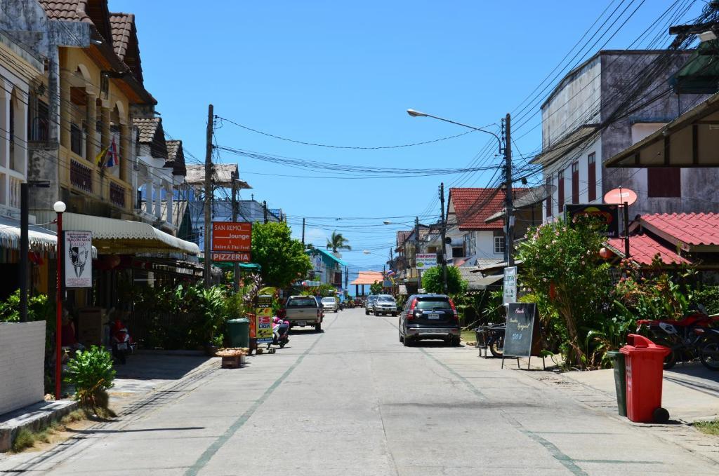 Baan Banyan Villa, Wood House Short Walk To Villa *